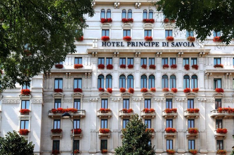 Italian style and luxury Enjoy the true Milanese experience at Hotel Principe di Savoia, where effortless elegance meets timeless tradition. Dominating Milan’s Piazza della Repubblica, this spectacular landmark building has been the natural home for international travellers and cosmopolitan society since the 1920s.